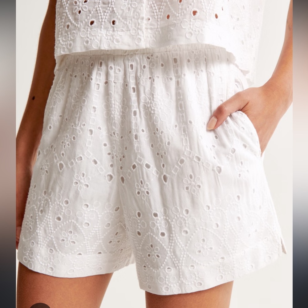 Abercrombie 	
Schiffli Embroidered Pull-On Short